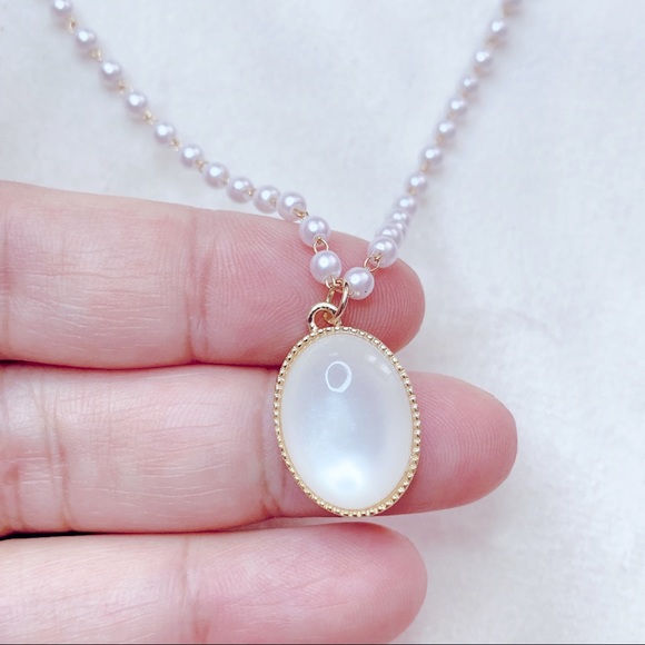 ❤️Seller’s Pick❤️ ❣️$25/3❣️ White Moonstone Pendant Faux Pearls Chain Necklace - Picture 3 of 11